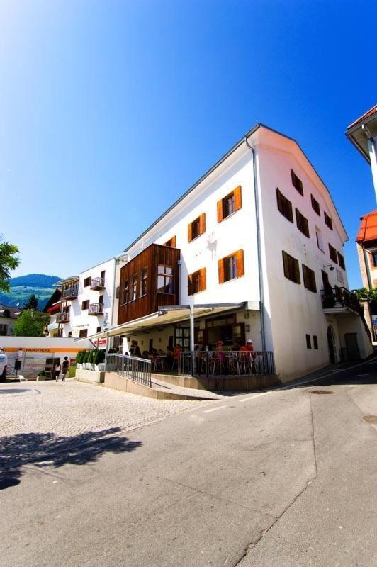 Hotel Garni Zum Hirschen Malles Venosta Exterior photo