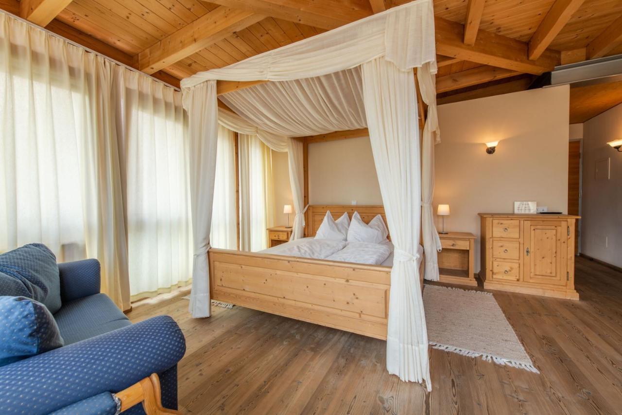 Hotel Garni Zum Hirschen Malles Venosta Exterior photo